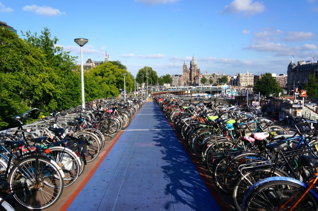 Amsterdam, snelle fietsers op de rijbaan
